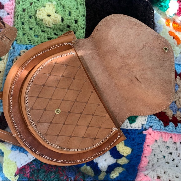 Vintage tooled leather crossbody bag with flower design and adjustable strap - Picture 2 of 9